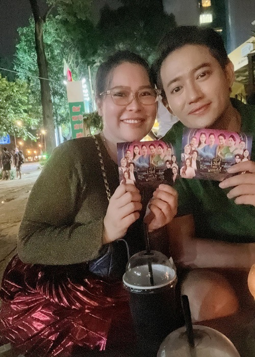 Ngọc Tiền từng viết về Quý Bình: “Anh, người đàn ông luôn giữ lửa trong gia đình, dứt khoát trong hành xử và bản lĩnh đầy đủ của một người chồng, người cha. Yêu thương, che chở vợ con là vô bờ bến, thay đổi cái tính ngông của vợ và dạy con là khỏi phải bàn tới luôn". Ảnh: FB Ngọc Tiền.