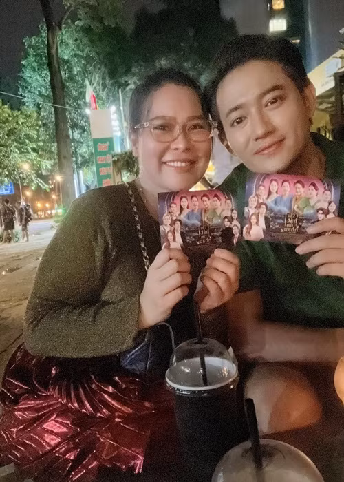 Ngọc Tiền từng viết về Quý Bình: “Anh, người đàn ông luôn giữ lửa trong gia đình, dứt khoát trong hành xử và bản lĩnh đầy đủ của một người chồng, người cha. Yêu thương, che chở vợ con là vô bờ bến, thay đổi cái tính ngông của vợ và dạy con là khỏi phải bàn tới luôn". Ảnh: FB Ngọc Tiền.