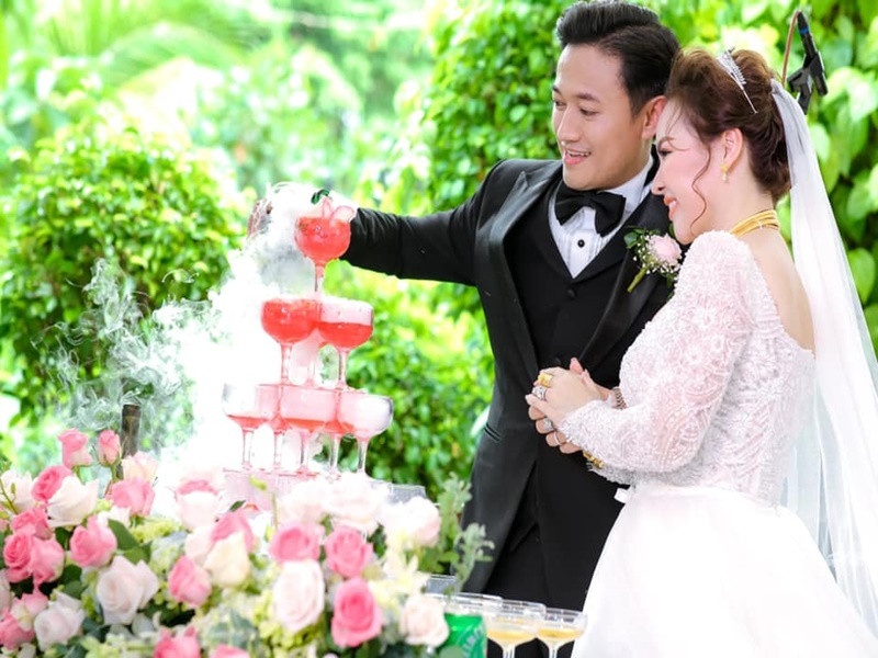 Cặp đôi "chị em" tổ chức tiệc cưới tại TP HCM vào ngày 14/12/2020. Ảnh: FB Ngọc Tiền.