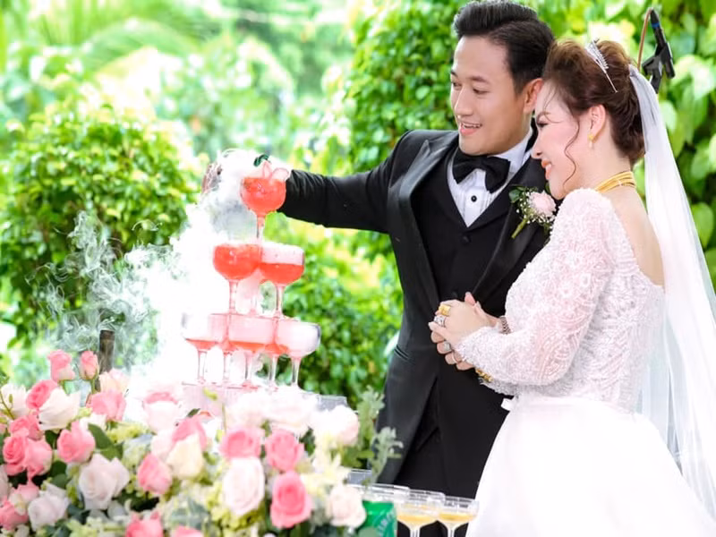 Cặp đôi "chị em" tổ chức tiệc cưới tại TP HCM vào ngày 14/12/2020. Ảnh: FB Ngọc Tiền.