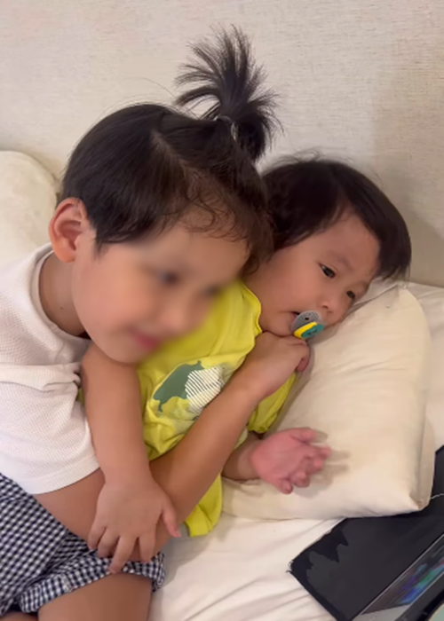 1 năm trở lại đây, Quý Bình không cập nhật trang cá nhân. Phía Ngọc Tiền chỉ đăng tải hình ảnh con trai chung. Ảnh: FB Ngọc Tiền.