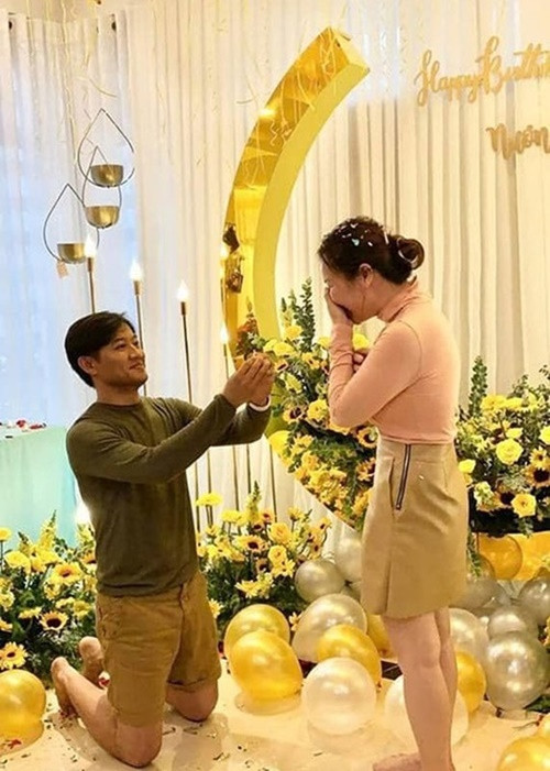 Quý Bình diện áo thun, quần short khi quỳ gối cầu hôn. Ngọc Tiền cho biết lúc đó, cô cười trong hạnh phúc. "Vậy mà năm đó tôi tưởng cô ấy khóc", Quý Bình trêu Ngọc Tiền. Ảnh: FB Quý Bình.