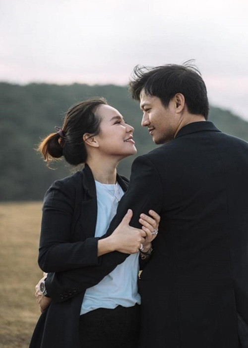 Sau khi kết hôn, Quý Bình và Ngọc Tiền thoải mái chia sẻ đời sống hôn nhân từ việc xuất hiện trước công chúng đến tương tác trên trang cá nhân mỗi khi đối phương chia sẻ thay vì giữ kín đời tư như ngày hẹn hò. Ảnh: FB Ngọc Tiền.