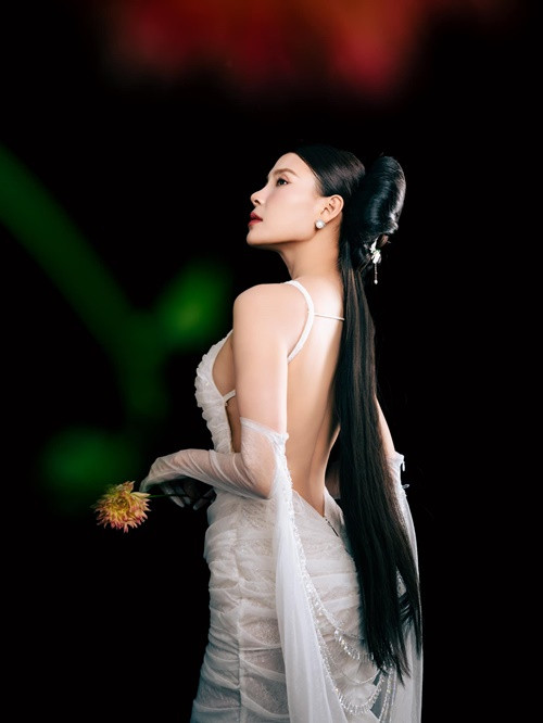 Nữ diễn viên phim Trạm cứu hộ trái tim khiến nhiều người mê mẩn khi khoác lên mình váy áo hở táo bạo.