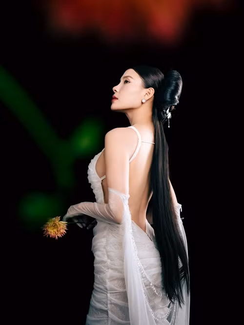 Nữ diễn viên phim Trạm cứu hộ trái tim khiến nhiều người mê mẩn khi khoác lên mình váy áo hở táo bạo.