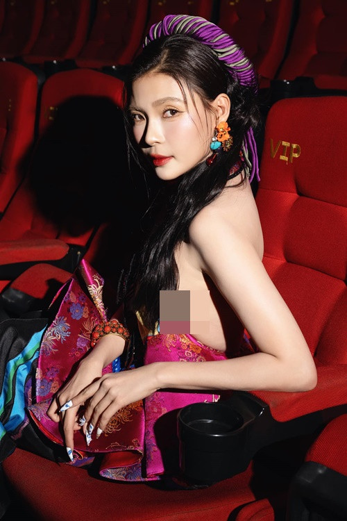 Thúy Diễm diện áo yếm khoe lưng trần gợi cảm tại một sự kiện.