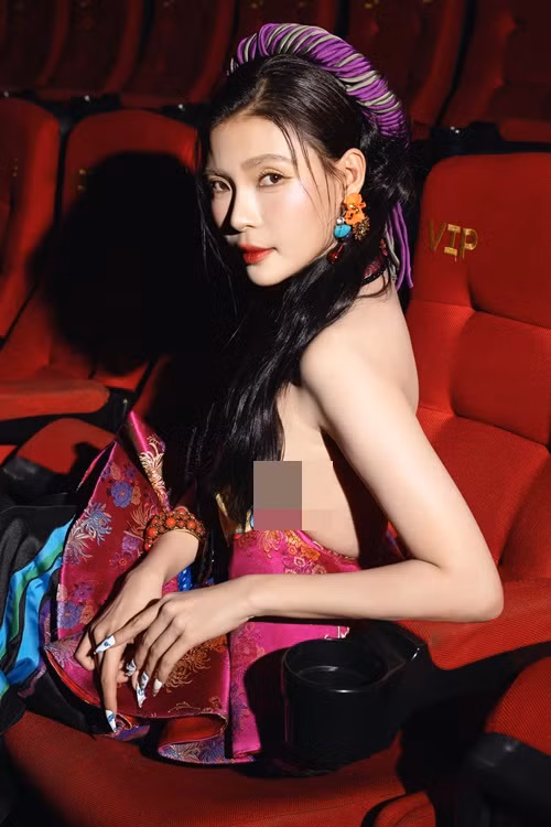 Thúy Diễm diện áo yếm khoe lưng trần gợi cảm tại một sự kiện.