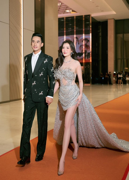 Thúy Diễm mặc gợi cảm mỗi khi xuất hiện bên chồng.