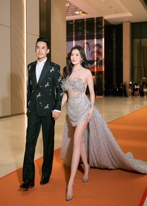 Thúy Diễm mặc gợi cảm mỗi khi xuất hiện bên chồng.