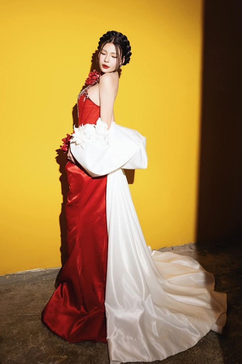 Vợ Lương Thế Thành tự tin mặc trang phục o ép vòng một hoặc trễ nải.