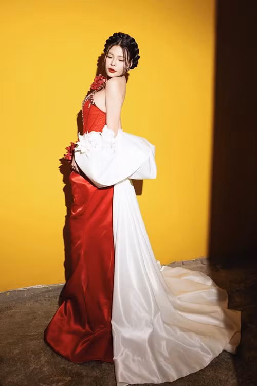 Vợ Lương Thế Thành tự tin mặc trang phục o ép vòng một hoặc trễ nải.