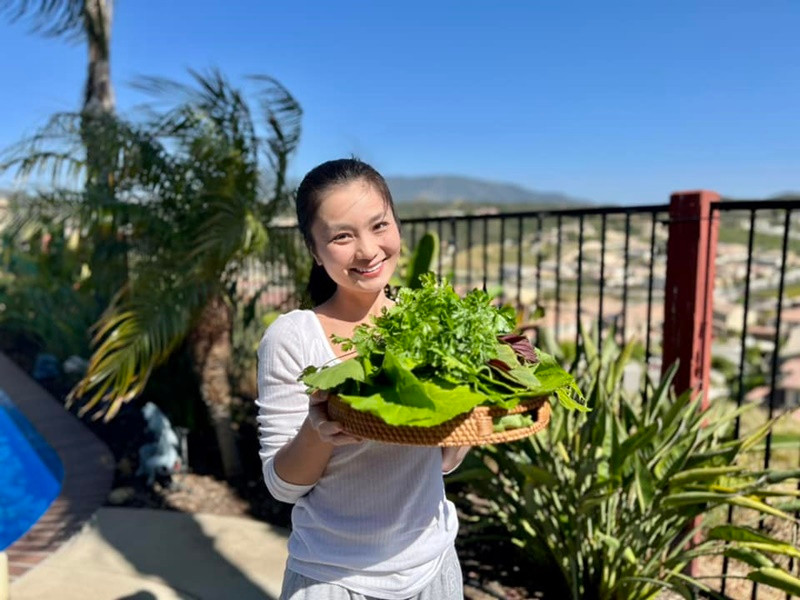 Nữ diễn viên phim Hoa hồng trên ngực trái thích thú mỗi khi thu hoạch rau trái trong vườn nhà.