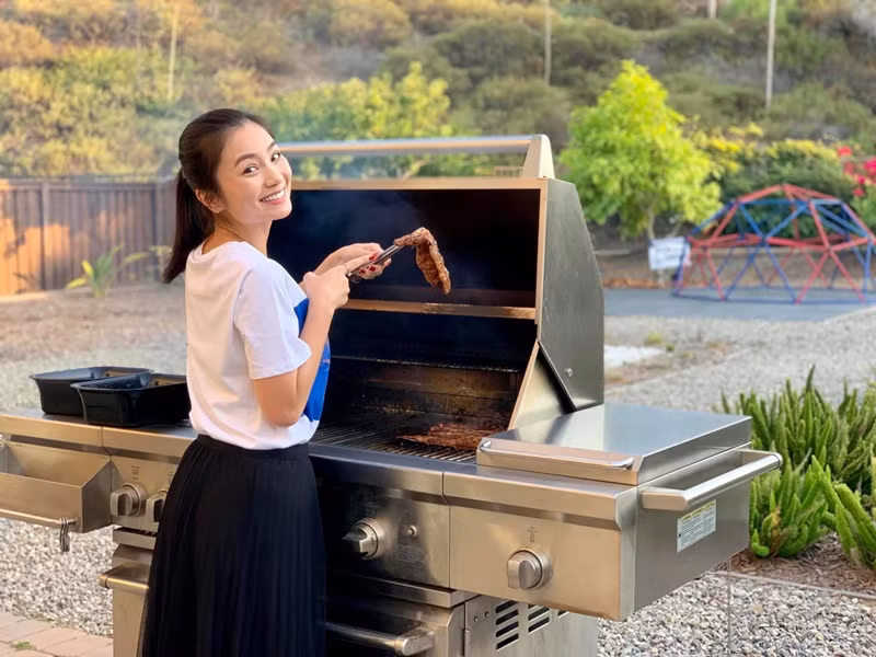 Diệu Hương chia sẻ hình ảnh để mặt mộc khi nướng thịt ngoài vườn.