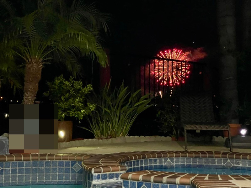 Góc yêu thích của Diệu Hương là khu vực bể bơi. Nữ diễn viên cho biết, cô thường ngắm pháo hoa từ khu vực này.