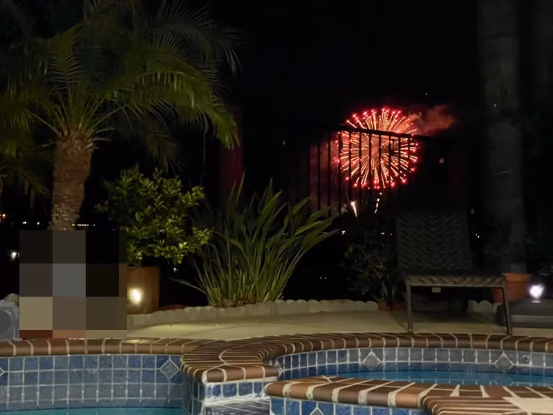 Góc yêu thích của Diệu Hương là khu vực bể bơi. Nữ diễn viên cho biết, cô thường ngắm pháo hoa từ khu vực này.