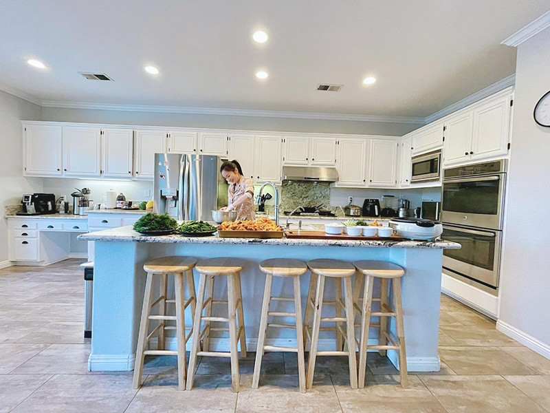 Nữ diễn viên thường xuyên vào bếp nấu ăn tại nhà. Trên trang cá nhân, Diệu Hương nhiều lần khoe mâm cơm nhà đẹp mắt, nhiều món.