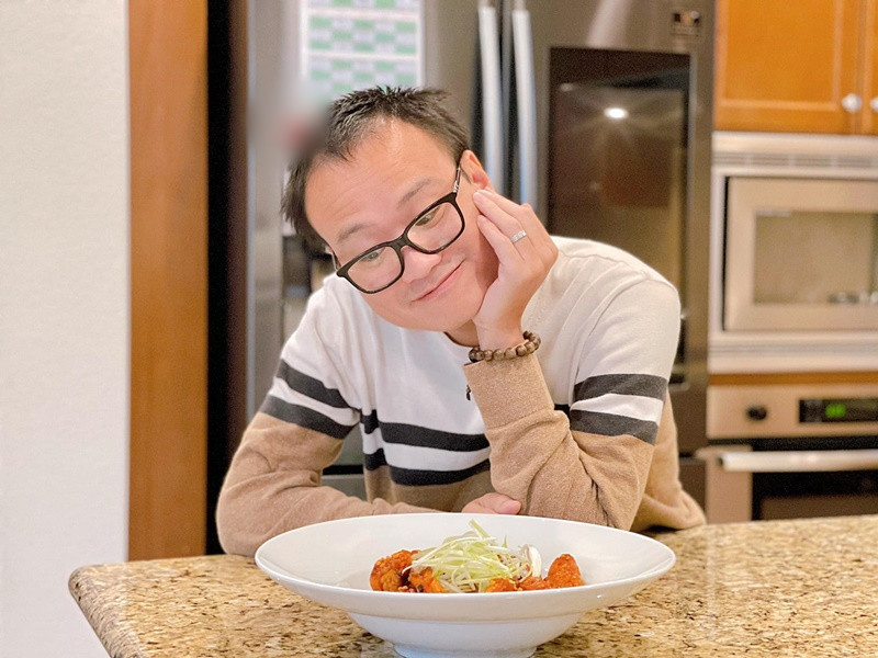 Nữ diễn viên phim Hoa hồng trên ngực trái đăng tải khoảnh khắc chồng thưởng thức món ăn.