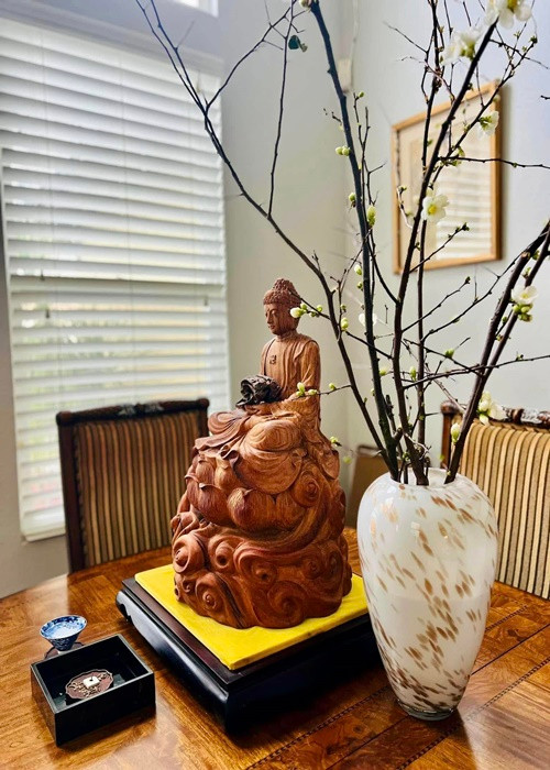 Diệu Hương từng chia sẻ về việc đón Tết ở Mỹ: “Khi sang Mỹ tôi đã nghĩ chắc có lẽ Tết bên này sẽ thong dong đây, nhưng thật ra không phải vậy. Đúng là có thảnh thơi hơn chút nhưng Tết vẫn luôn là Tết: Là đi sắm đồ mà vẫn bâng khuâng không biết thiếu gì, vẫn là hương mùi già quyện trong khói trầm, là tiếng tụng kinh của mẹ, của chồng mỗi sớm, là quần áo đẹp, là xông đất, là lì xì, là đón khách, là cỗ bàn, là trang hoàng nhà cửa bận rộn mệt bở hơi tai mà ánh mắt vẫn luôn lấp lánh niềm vui, là đi lễ đầu năm, là du xuân,... là Tết”.