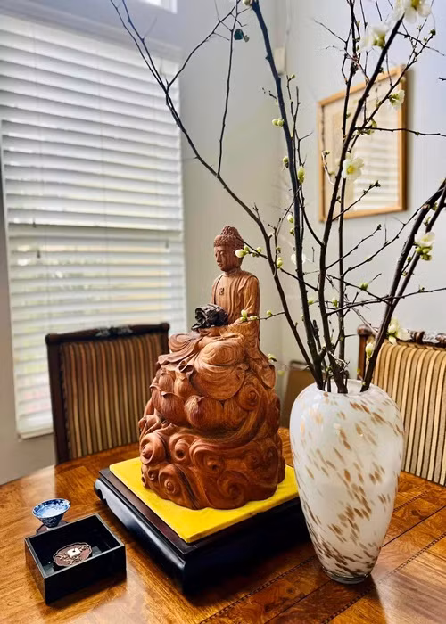 Diệu Hương từng chia sẻ về việc đón Tết ở Mỹ: “Khi sang Mỹ tôi đã nghĩ chắc có lẽ Tết bên này sẽ thong dong đây, nhưng thật ra không phải vậy. Đúng là có thảnh thơi hơn chút nhưng Tết vẫn luôn là Tết: Là đi sắm đồ mà vẫn bâng khuâng không biết thiếu gì, vẫn là hương mùi già quyện trong khói trầm, là tiếng tụng kinh của mẹ, của chồng mỗi sớm, là quần áo đẹp, là xông đất, là lì xì, là đón khách, là cỗ bàn, là trang hoàng nhà cửa bận rộn mệt bở hơi tai mà ánh mắt vẫn luôn lấp lánh niềm vui, là đi lễ đầu năm, là du xuân,... là Tết”.