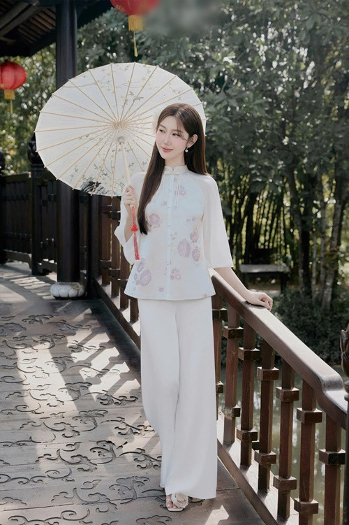 Vẻ dịu dàng của Thúy Ngân đốn tim người hâm mộ. Ảnh: FB Thúy Ngân.