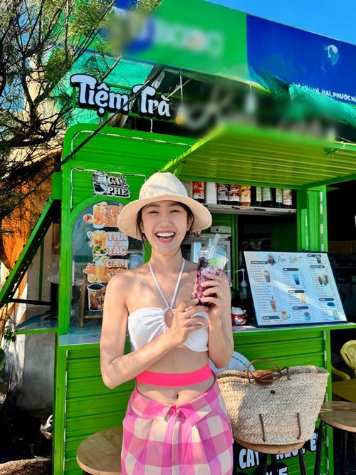 Người đẹp sinh năm 1991 diện váy áo trẻ trung, gợi cảm khi đi du lịch. Ảnh: FB Thúy Ngân.