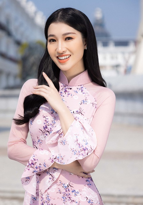 Phương Nhi diện áo dài khoe vẻ đẹp nền nã ở cuộc thi. Ảnh: Fanpage Miss World Vietnam.