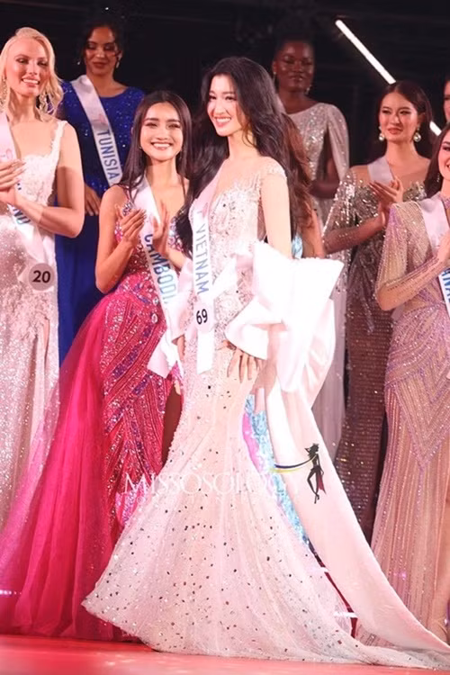Phương Nhi lọt top 15 Miss International 2023 cùng các đại diện Thái Lan, Panama, Mexico, Peru, Hy Lạp, Bờ Biển Ngà, Bolivia, CH Dominica, Puerto Rico, Philippines, Colombia, Hong Kong, Venezuela và Malaysia. Ảnh: Missosology.