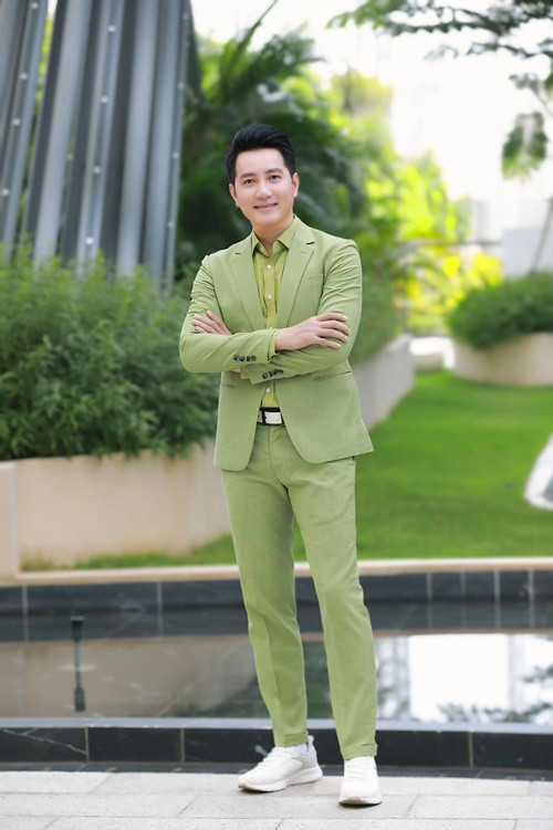  Ca sĩ Phi Hùng sinh năm 1977, tham gia hoạt động ca hát, đóng phim đồng thời kinh doanh. Hiện tại, anh sở hữu khối tài sản “khủng”. Một trong số tài sản gây chú ý của Phi Hùng là nhà vườn rộng 3.000 m2.