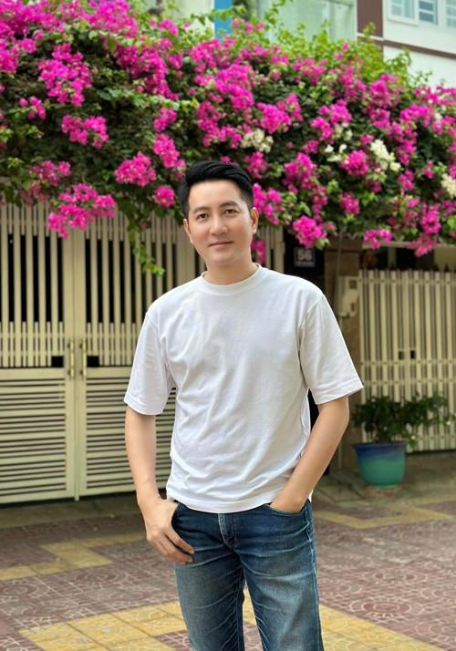 Được an nhiên, nam ca sĩ dường như ngày càng trẻ ra.