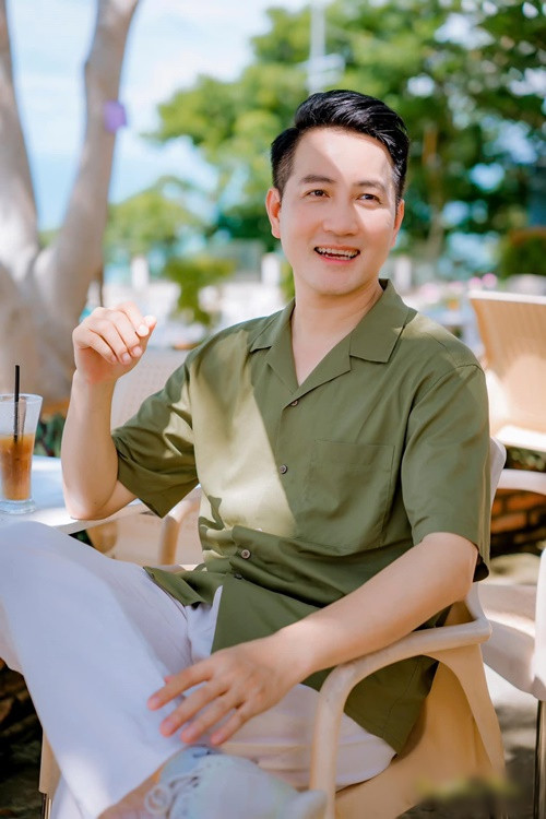 Ca sĩ Nguyễn Phi Hùng từng bị đồn hẹn hò “bầu show” Thuỷ Nguyễn. Anh chia sẻ trên VOV: “Có nhiều suy nghĩ hay những điều khán giả nghi ngờ hoặc muốn giải thích, nhưng tôi lại thấy nên để những điều đó nhẹ nhàng. Đối với tôi, người mà tôi luôn biết ơn nhiều nhất vẫn là chị Thuỷ và gia đình chị".