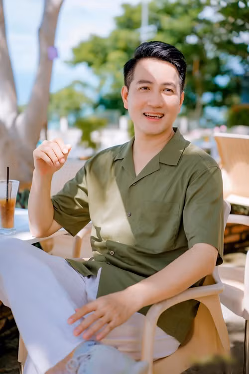 Ca sĩ Nguyễn Phi Hùng từng bị đồn hẹn hò “bầu show” Thuỷ Nguyễn. Anh chia sẻ trên VOV: “Có nhiều suy nghĩ hay những điều khán giả nghi ngờ hoặc muốn giải thích, nhưng tôi lại thấy nên để những điều đó nhẹ nhàng. Đối với tôi, người mà tôi luôn biết ơn nhiều nhất vẫn là chị Thuỷ và gia đình chị".