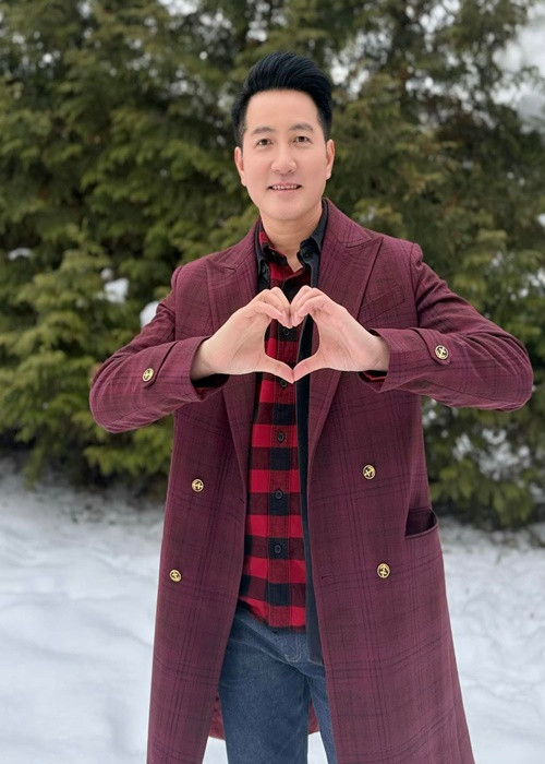 Phi Hùng vẫn độc thân ở tuổi 48. Chị Loan - quản lý của Phi Hùng từng tiết lộ trên Dân Việt, nam ca sĩ quen ai cũng bị “đá”. "Anh ấy đam mê mãnh liệt với ca hát, nhảy múa, anh bị đá cũng chỉ vì quá yêu nghề mà ra", chị Loan cho biết.