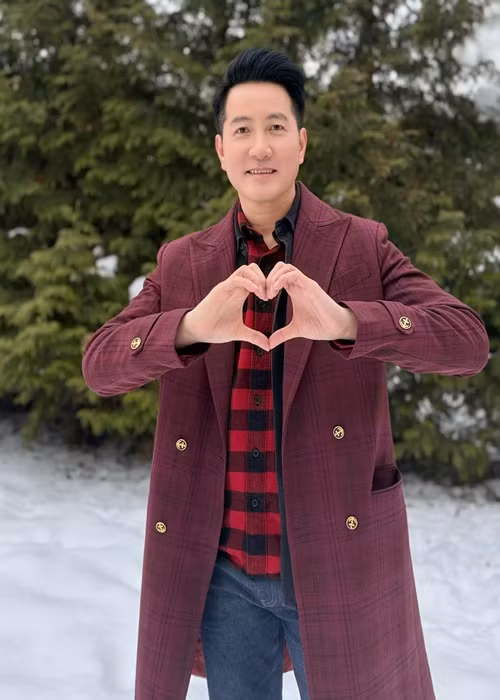 Phi Hùng vẫn độc thân ở tuổi 48. Chị Loan - quản lý của Phi Hùng từng tiết lộ trên Dân Việt, nam ca sĩ quen ai cũng bị “đá”. "Anh ấy đam mê mãnh liệt với ca hát, nhảy múa, anh bị đá cũng chỉ vì quá yêu nghề mà ra", chị Loan cho biết.