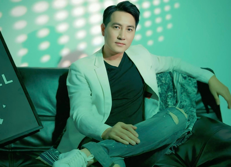 Nam ca sĩ không quan tâm về tin đồn giới tính. “Khán giả yêu mến tôi đủ hiểu tôi thế nào. Tôi cũng không muốn nói nhiều về vấn đề này vì tôi tôn trọng giới tính của mỗi người", Nguyễn Phi Hùng chia sẻ trên Tiền Phong.