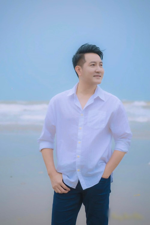 Chia sẻ trên Vietnamnet, anh không bị gia đình giục kết hôn. "Khi gia đình đã trở thành điểm tựa tinh thần, nhịp đập trái tim hay suy nghĩ sẽ hòa chung làm một bằng sự sẻ chia, thấu hiểu. Bởi vậy gia đình tôi không gây sức ép hay hối thúc nhiều”, anh nói.