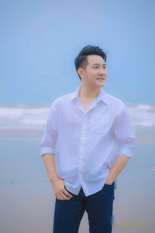 Chia sẻ trên Vietnamnet, anh không bị gia đình giục kết hôn. "Khi gia đình đã trở thành điểm tựa tinh thần, nhịp đập trái tim hay suy nghĩ sẽ hòa chung làm một bằng sự sẻ chia, thấu hiểu. Bởi vậy gia đình tôi không gây sức ép hay hối thúc nhiều”, anh nói.