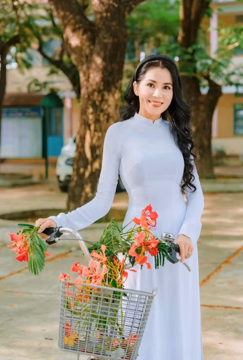 Vợ Quyền Linh dịu dàng trong tà áo dài khi trở lại trường sau nhiều năm.