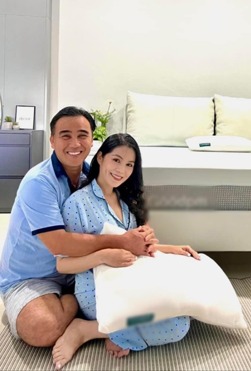 Tuổi đôi mươi, Dạ Thảo sở hữu nhan sắc không thua kém hot girl. "Cô chủ kinh doanh thời trang sao mà dễ thương dữ vậy trời?", Quyền Linh thốt lên khi lần đầu gặp vợ.