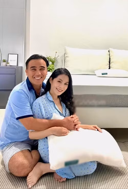 Tuổi đôi mươi, Dạ Thảo sở hữu nhan sắc không thua kém hot girl. "Cô chủ kinh doanh thời trang sao mà dễ thương dữ vậy trời?", Quyền Linh thốt lên khi lần đầu gặp vợ.