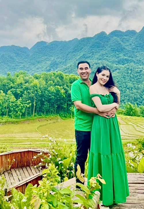 Theo Saostar, Quyền Linh từng bật mí điều thú vị về thói quen không ngủ chung giường với và Dạ Thảo.