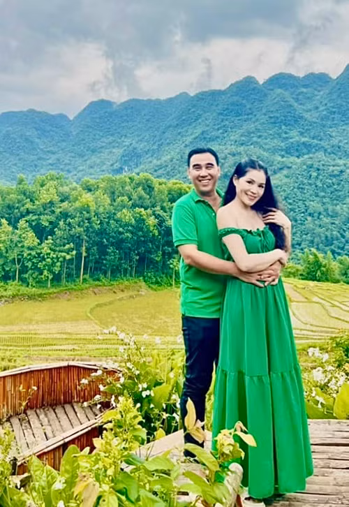 Theo Saostar, Quyền Linh từng bật mí điều thú vị về thói quen không ngủ chung giường với và Dạ Thảo.