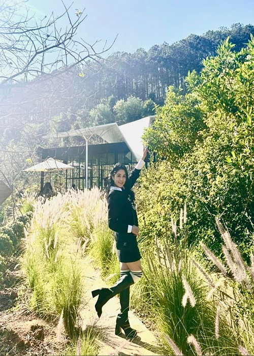 Lựa chọn phong cách trẻ trung khi đi du lịch, Dạ Thảo được khen trẻ hơn so với tuổi thật.