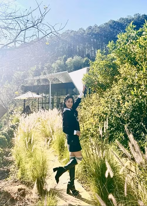 Lựa chọn phong cách trẻ trung khi đi du lịch, Dạ Thảo được khen trẻ hơn so với tuổi thật.