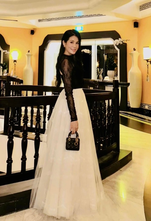 Nữ doanh nhân sinh năm 1971 sử dụng túi hiệu khi tham gia các sự kiện giải trí.