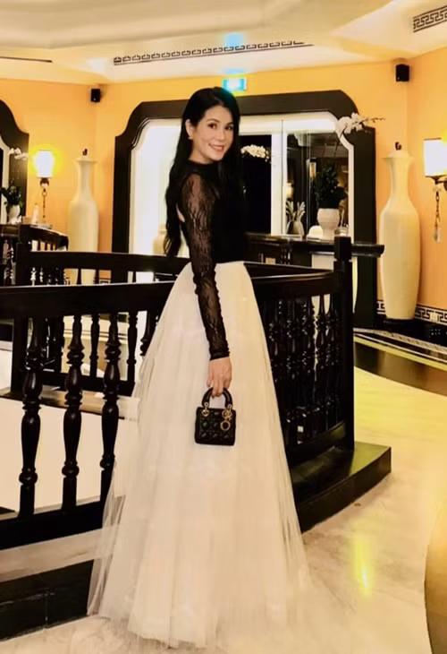 Nữ doanh nhân sinh năm 1971 sử dụng túi hiệu khi tham gia các sự kiện giải trí.