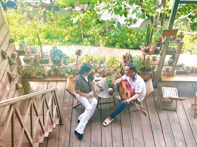 Quyền Linh dành không ít lời có cánh cho Dạ Thảo. “Cảm ơn tình nhân Dạ Thảo của anh luôn là hậu phương vững chắc cho cuộc đời anh… 2 con gái yêu Lọ Lem và Hạt Dẻ càng lớn thì tình yêu mình càng nhiều em nhé", nam MC viết trên trang cá nhân.