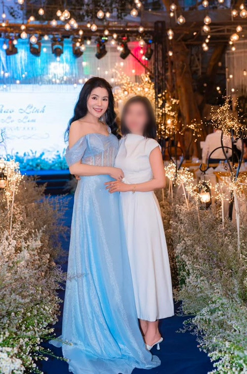 Khi tham gia các buổi tiệc, vợ Quyền Linh ăn mặc sang trọng, quyến rũ.