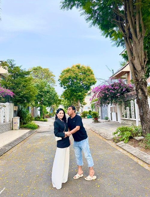 "Nhiều lúc đi công tác hay du lịch, người ta cho tôi phòng ngủ 5 sao, lúc vui vẻ vợ chồng con cái nằm trên giường đùa giỡn, nhưng khi ngủ thì tôi lại chui xuống đất nằm. Chuyện vợ chồng sinh hoạt chung giường là bình thường, nhưng đến lúc ngủ say thì chỉ nằm đất tôi mới dễ ngủ", Quyền Linh bày tỏ.