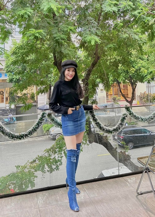 Sau 2 lần sinh nở, vợ Quyền Linh vẫn giữ được vóc dáng thon gọn.