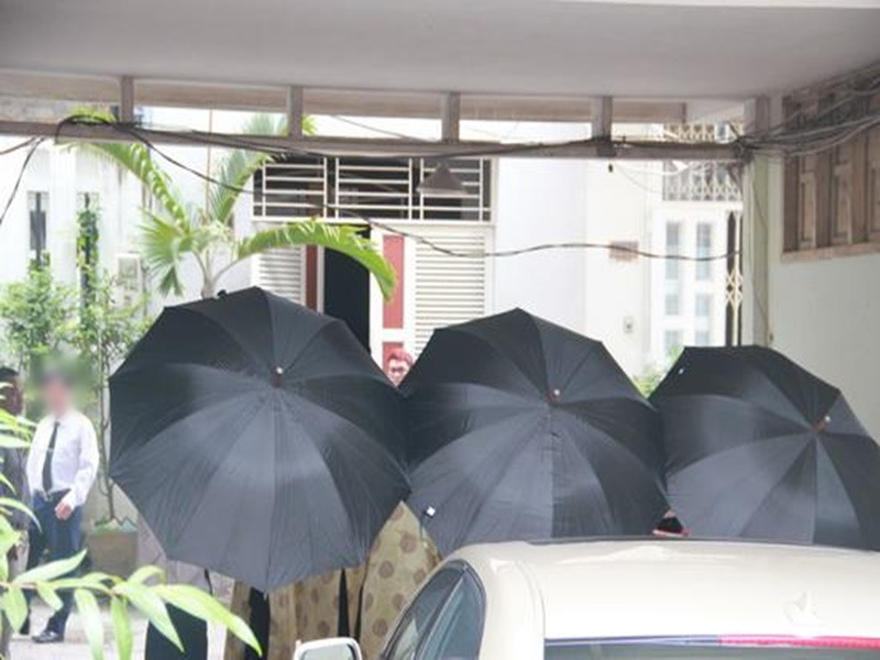 Đội ngũ an ninh che chắn kỹ lưỡng Tăng Thanh Hà và Louis Nguyễn. Ảnh: Gia Đình Việt Nam.